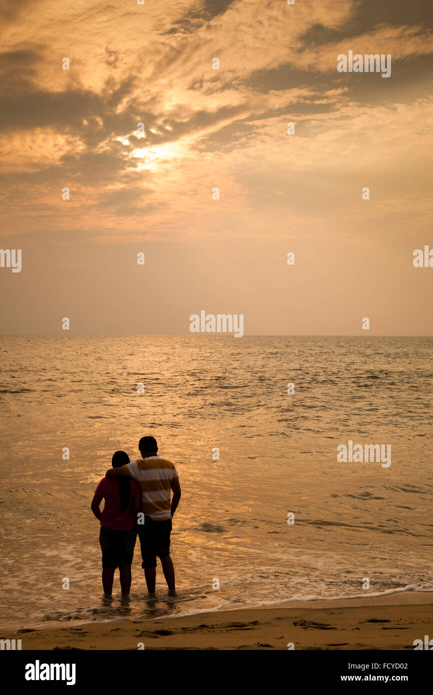 Le Lever Du Soleil Couple Amour Paysage Reflets Chauds Vacances Plage Indian Beach Horizon L Espoir L Amour Paire Photo Stock Alamy