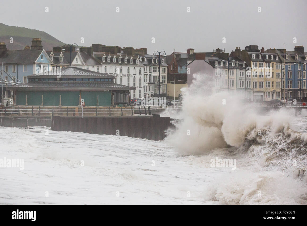 Aberystwyth, Pays de Galles, Royaume-Uni. 26 janvier, 2016. Météo britannique. Les travaux sur le nouveau kiosque sur le front d'Aberystwyth, déjà très retardé, est en outre entravée par les vents de tempête et des vagues énormes. Credit : Alan Hale/Alamy Live News Banque D'Images