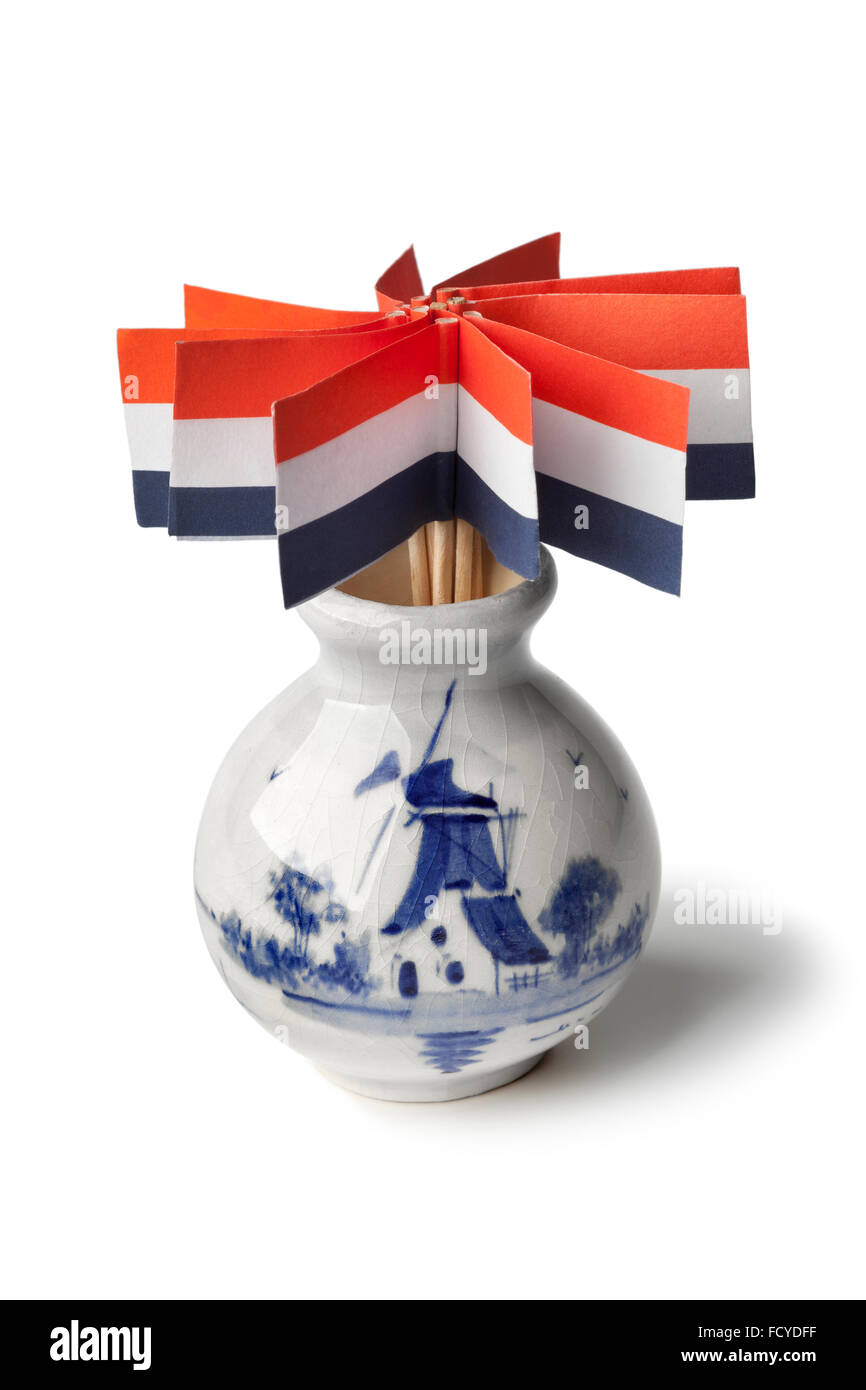 Vase avec drapeaux néerlandais bâtonnets à cocktails sur fond blanc Banque D'Images
