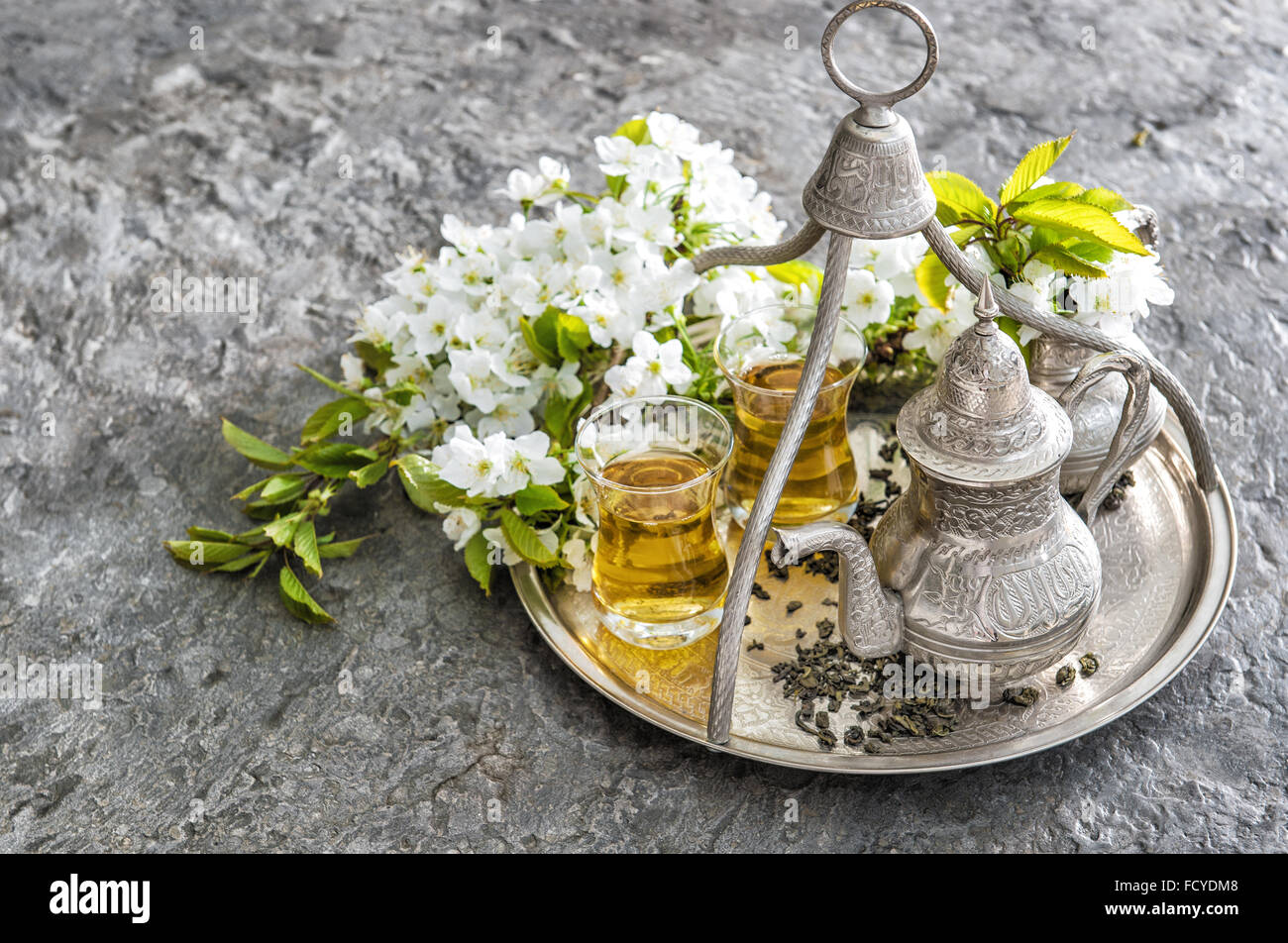 Verres à thé et pot. Décoration de table avec des fleurs orientales Banque D'Images