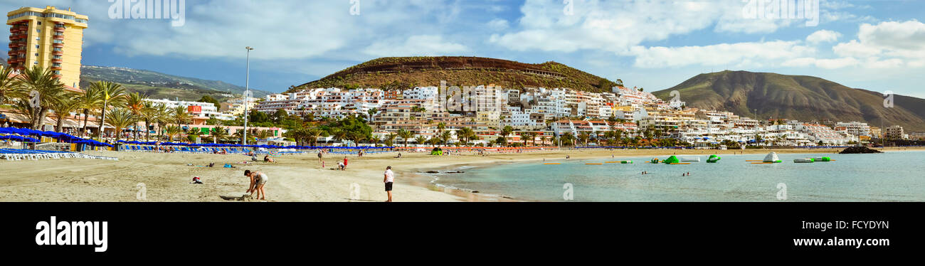 TENERIFE, ESPAGNE - 18 janvier 2013 : plage de sable avec parasols et chaises longues bleu, Los Cristianos, Tenerife, Canaries, Espagne Banque D'Images