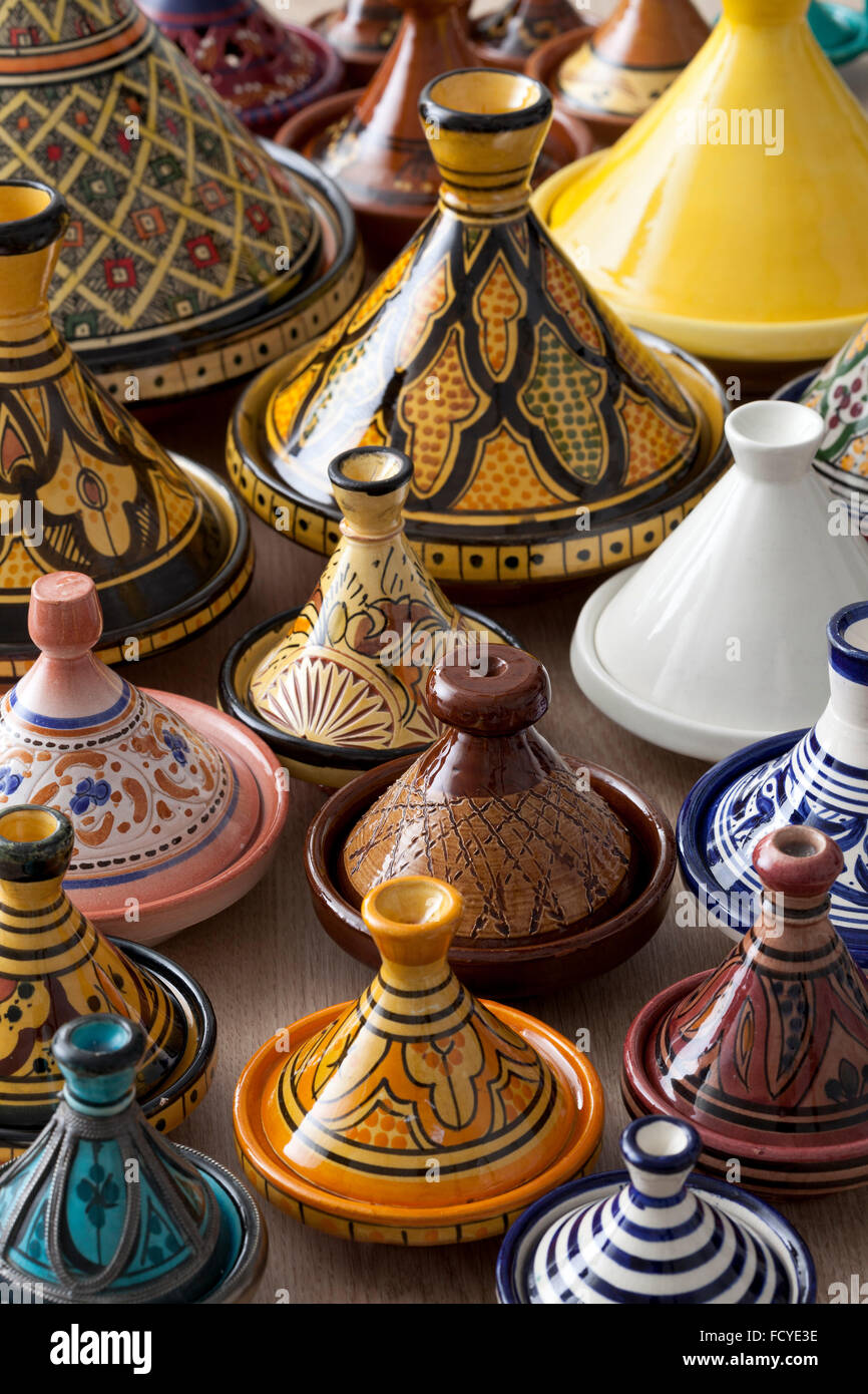 Tajines en céramique traditionnelle marocaine sur le marché Banque D'Images