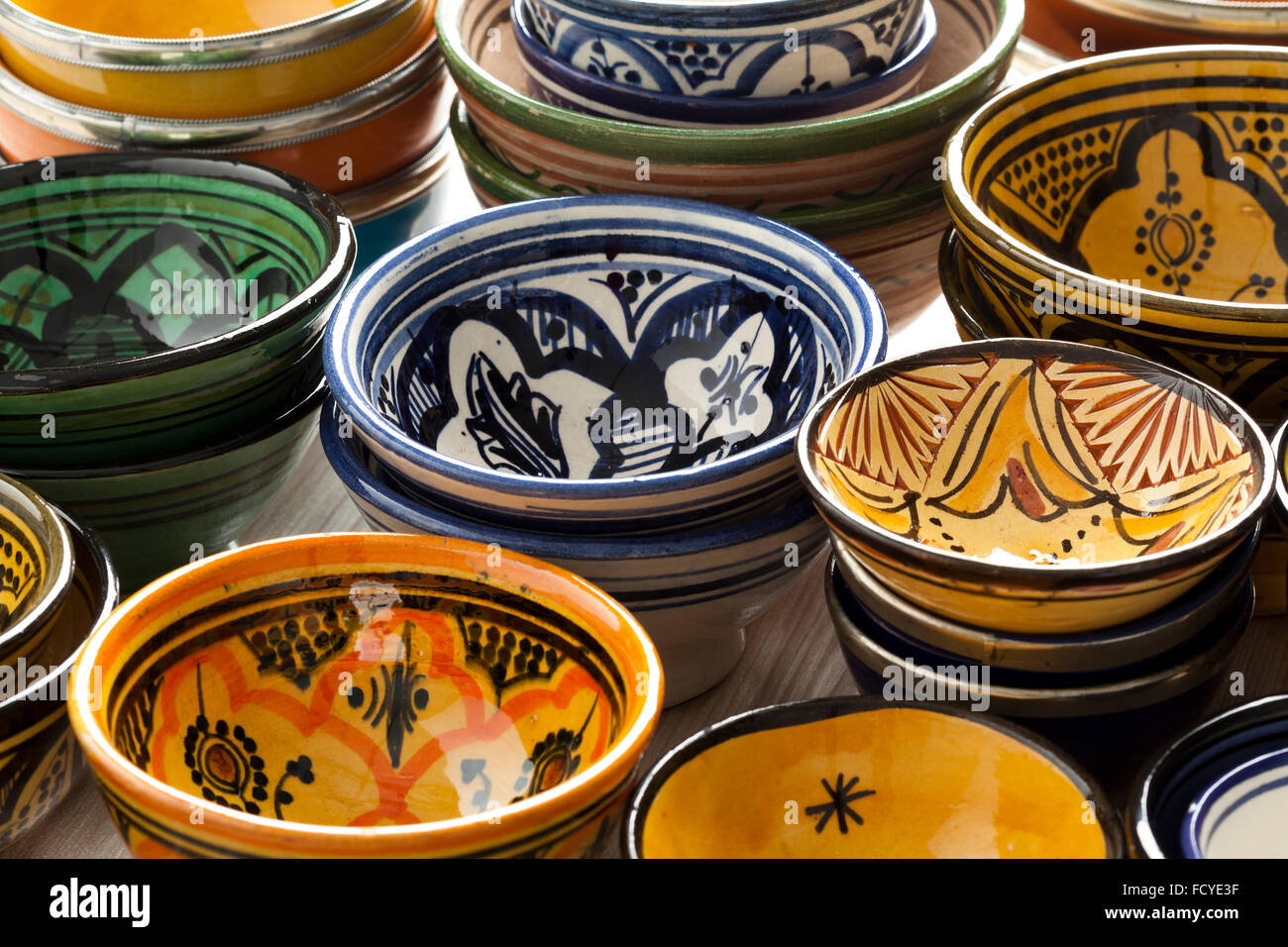 Colorés traditionnels poterie marocaine sur le marché Banque D'Images