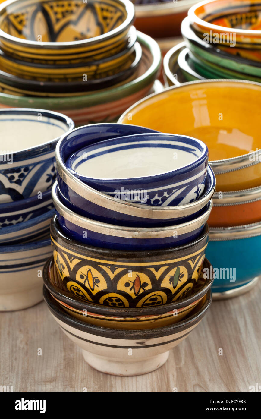 Colorés traditionnels poterie marocaine sur le marché Banque D'Images