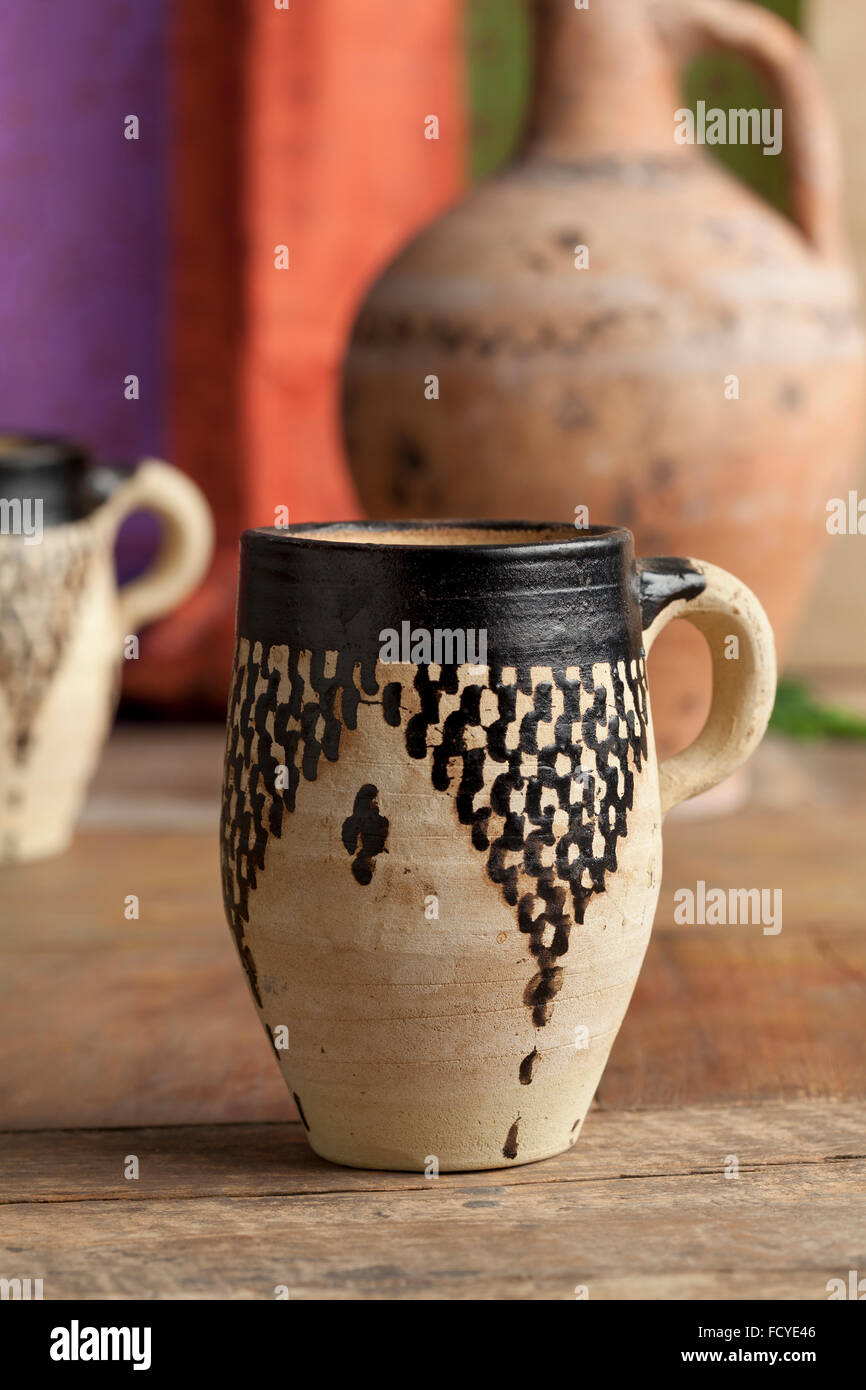 Tasse en céramique traditionnelle marocaine et l'eau peut Banque D'Images