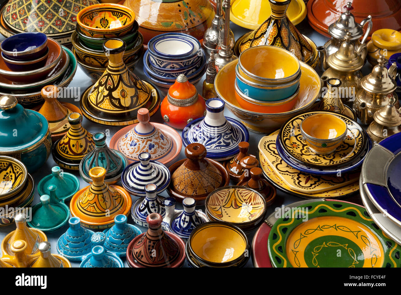 Poterie marocaine colorée sur le marché Banque D'Images