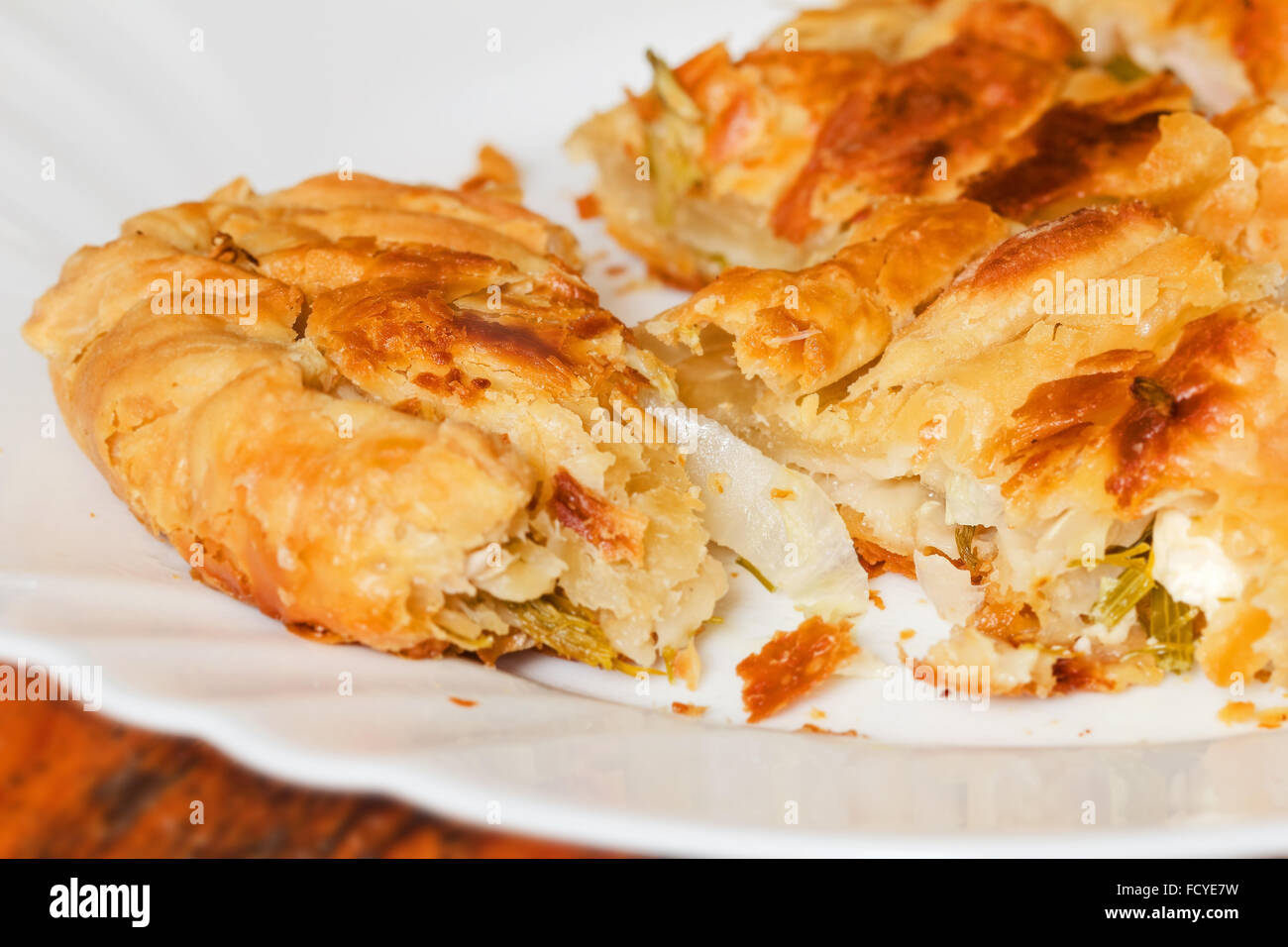 Chou fraîches maison pie on white plate Banque D'Images