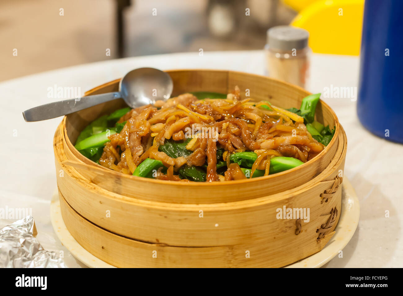 Fillet de porc et chou chinois servi dans un restaurant de Hong Kong Banque D'Images
