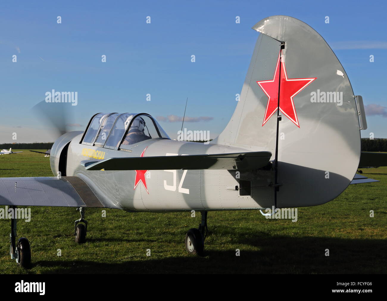 Un Yakovlev Yak-52 vintage prêt à décoller à White Waltham Airfield, England, UK Banque D'Images