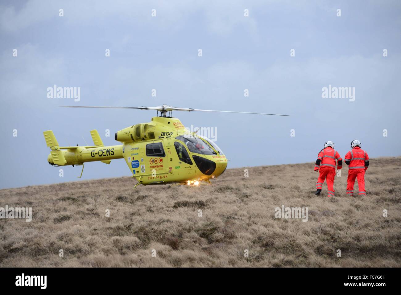 Yorkshire Air Ambulance assister à un accident sur l'A628 Woodhead Pass, près de Dunford Bridge, West Yorkshire. © Scott Bairstow/Alamy Banque D'Images