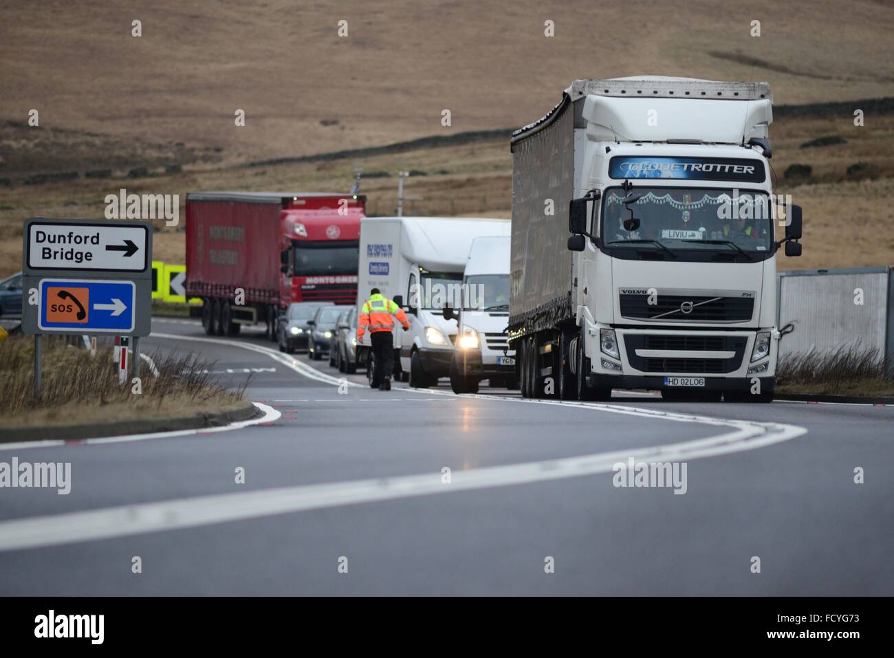 Col de la circulation d'un camion aspirant par vent fort sur l'A628 Woodhead Pass, près de Dunford Bridge, West Yorkshire. © Scott Bairstow/Alamy Banque D'Images