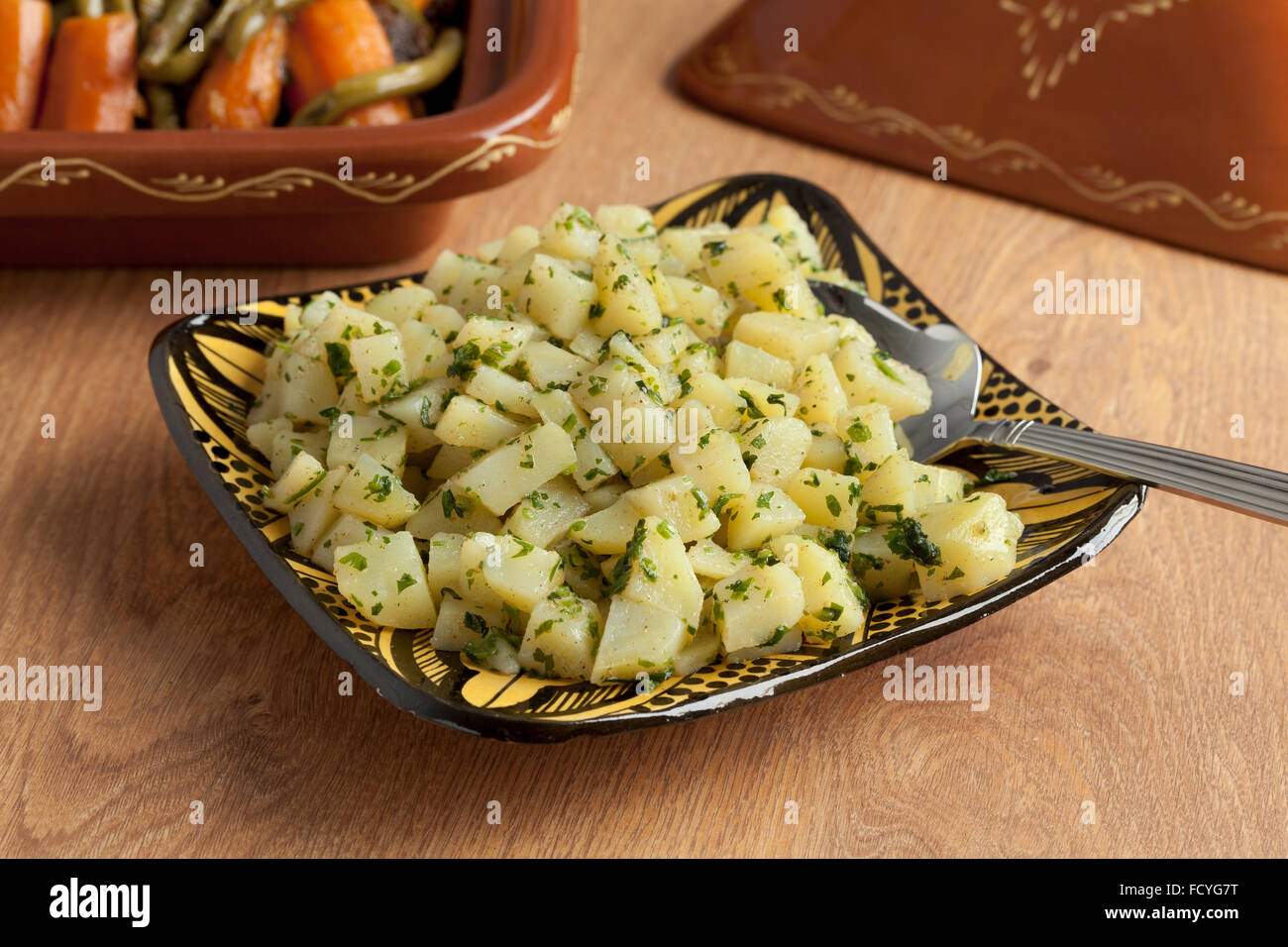 Cuisine marocaine salade de pomme de terre en accompagnement Banque D'Images