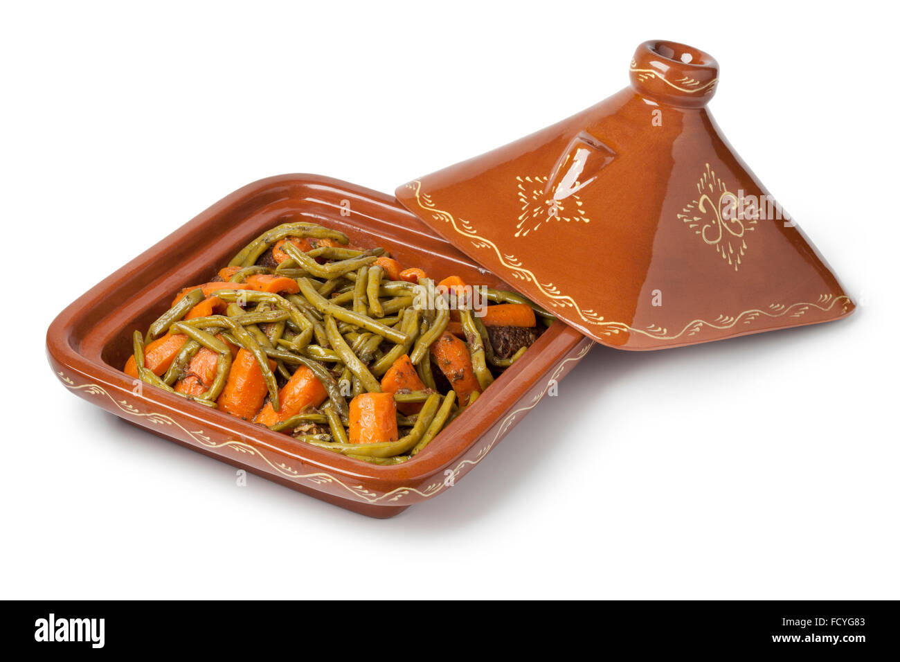 Tajine marocain square avec de la viande, les haricots verts et les carottes sur fond blanc Banque D'Images