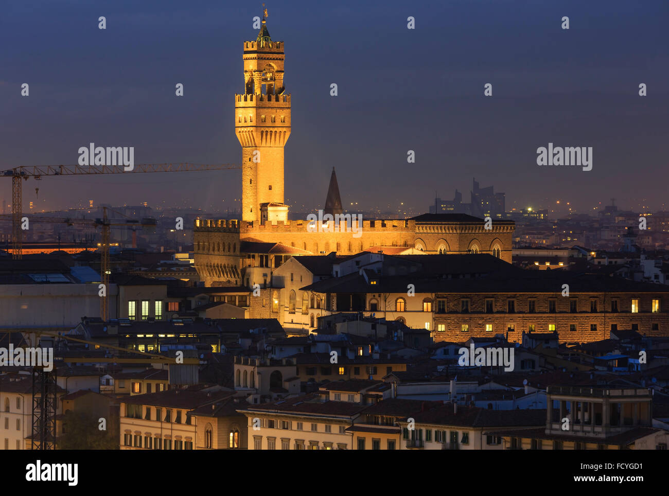 La ville de Florence de nuit vue de dessus (Italie, Toscane) sur le fleuve Arno. Banque D'Images