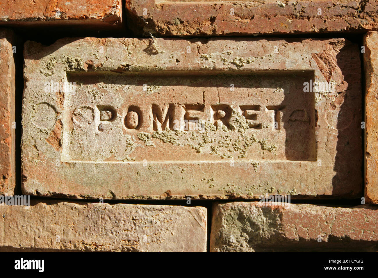 Vieille brique avec 'Pomfret' (ancien terme pour Pontefract) imprimé dans le visage. Banque D'Images