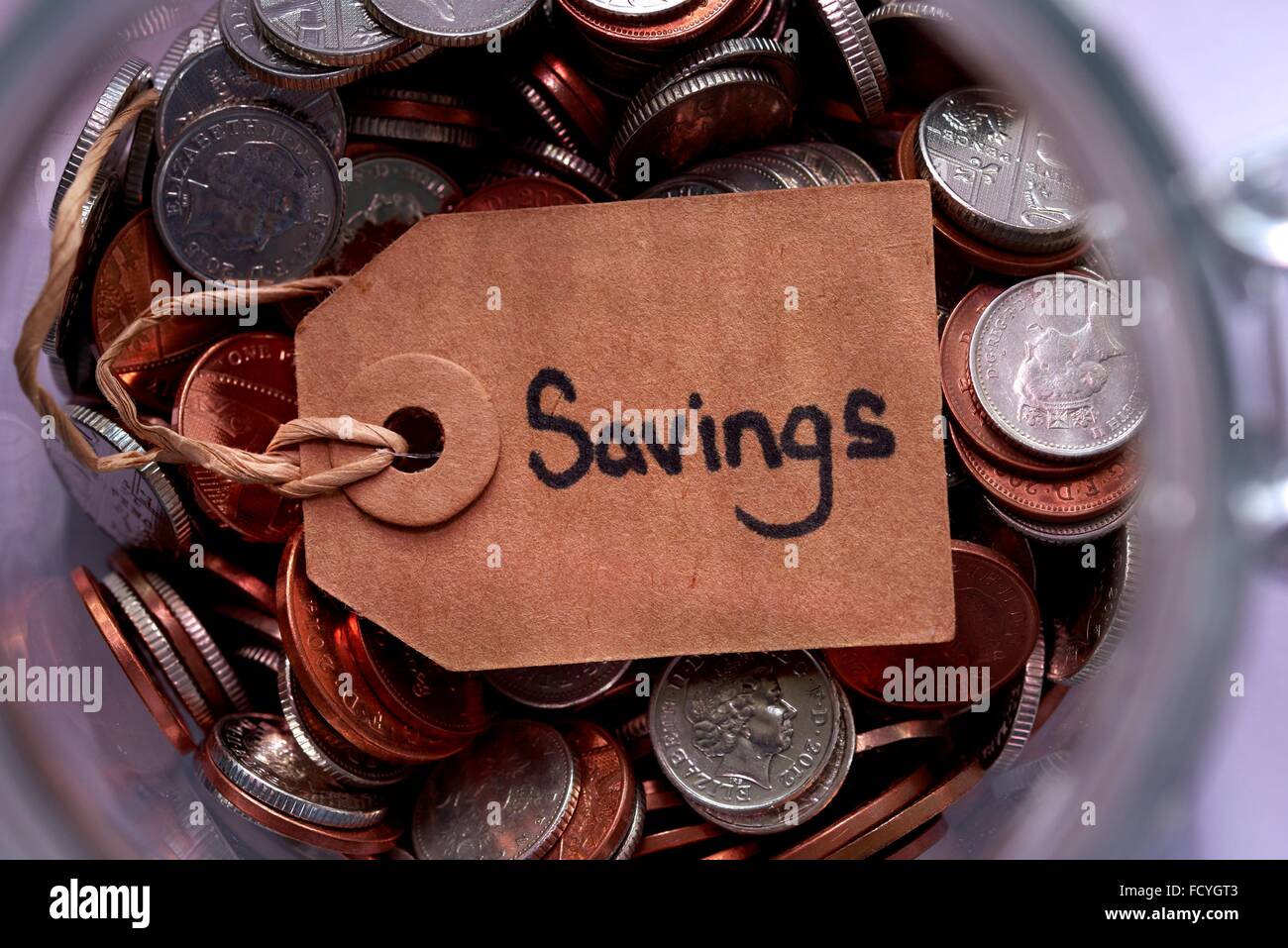 Sur l'étiquette d'épargne à l'intérieur des pièces mixtes britannique un bocal de verre concept Banque D'Images
