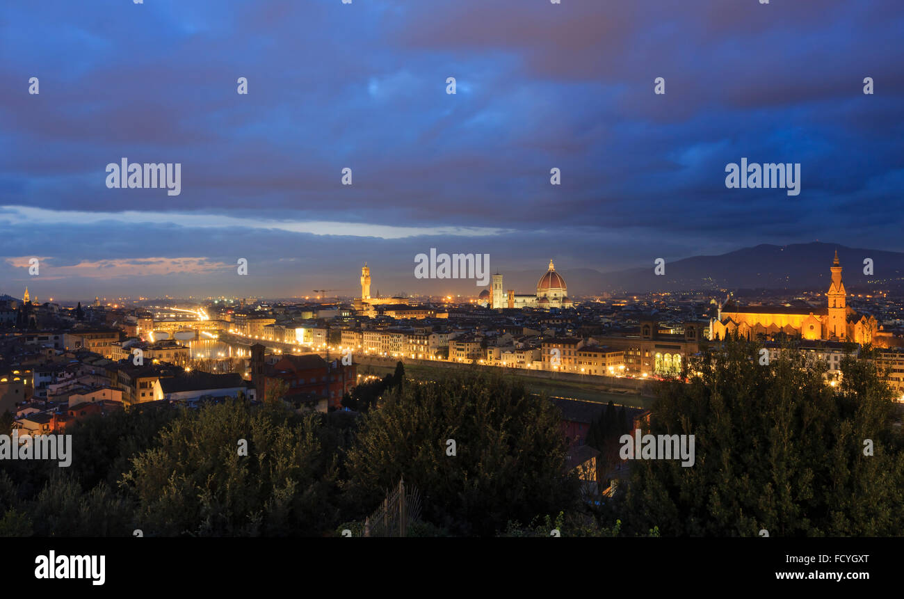 La ville de Florence de nuit vue de dessus (Italie, Toscane) sur le fleuve Arno. Banque D'Images