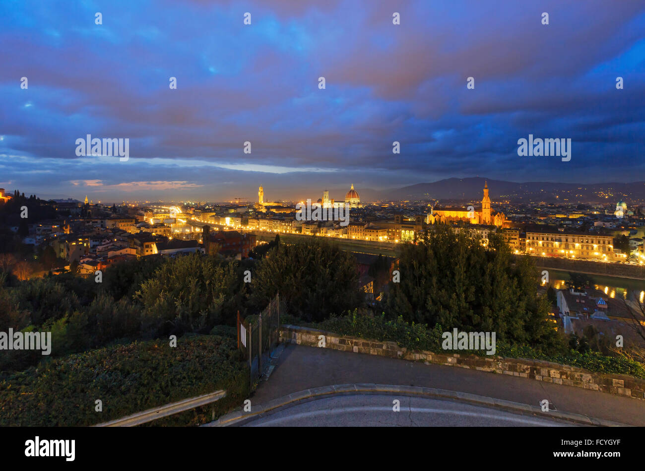 La ville de Florence de nuit vue de dessus (Italie, Toscane) sur le fleuve Arno. Banque D'Images