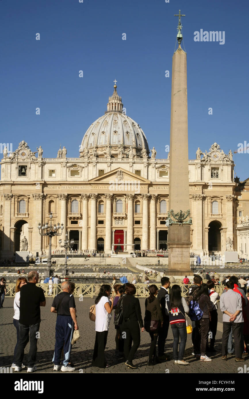 Longue file d'attente de touristes d'entrer dans les musées du Vatican, la Piazza San Pietro, Vatican, Rome, Italie. Banque D'Images