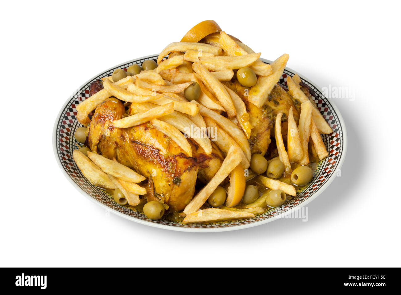 Poulet farci marocain traditionnel avec des frites sur fond blanc Banque D'Images