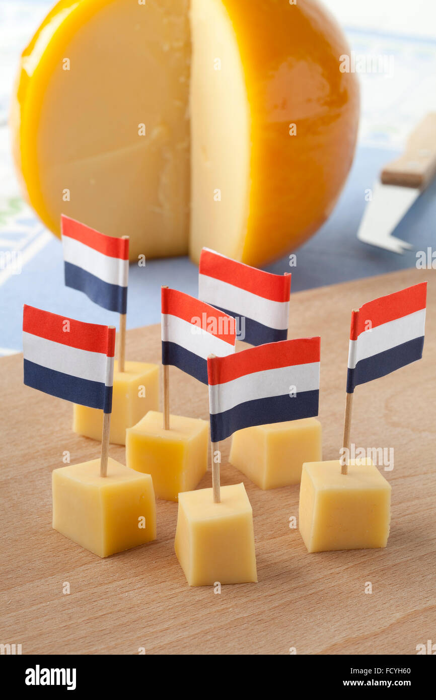 Blocs de fromage Edam jaune avec les drapeaux néerlandais comme casse-croûte Banque D'Images