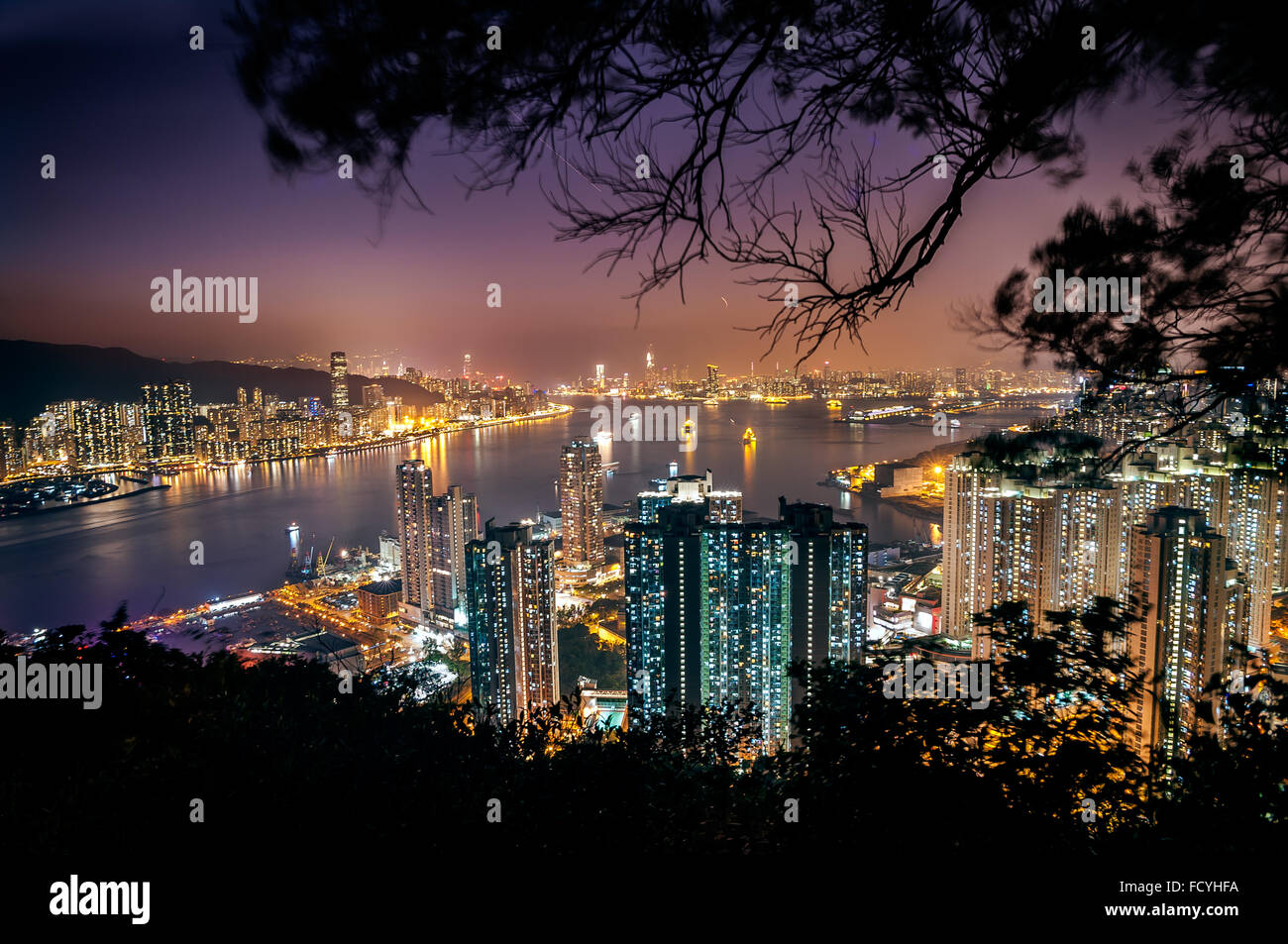 La ville illuminée et Victoria Harbour vu de Devil's Peak, Kowloon Banque D'Images
