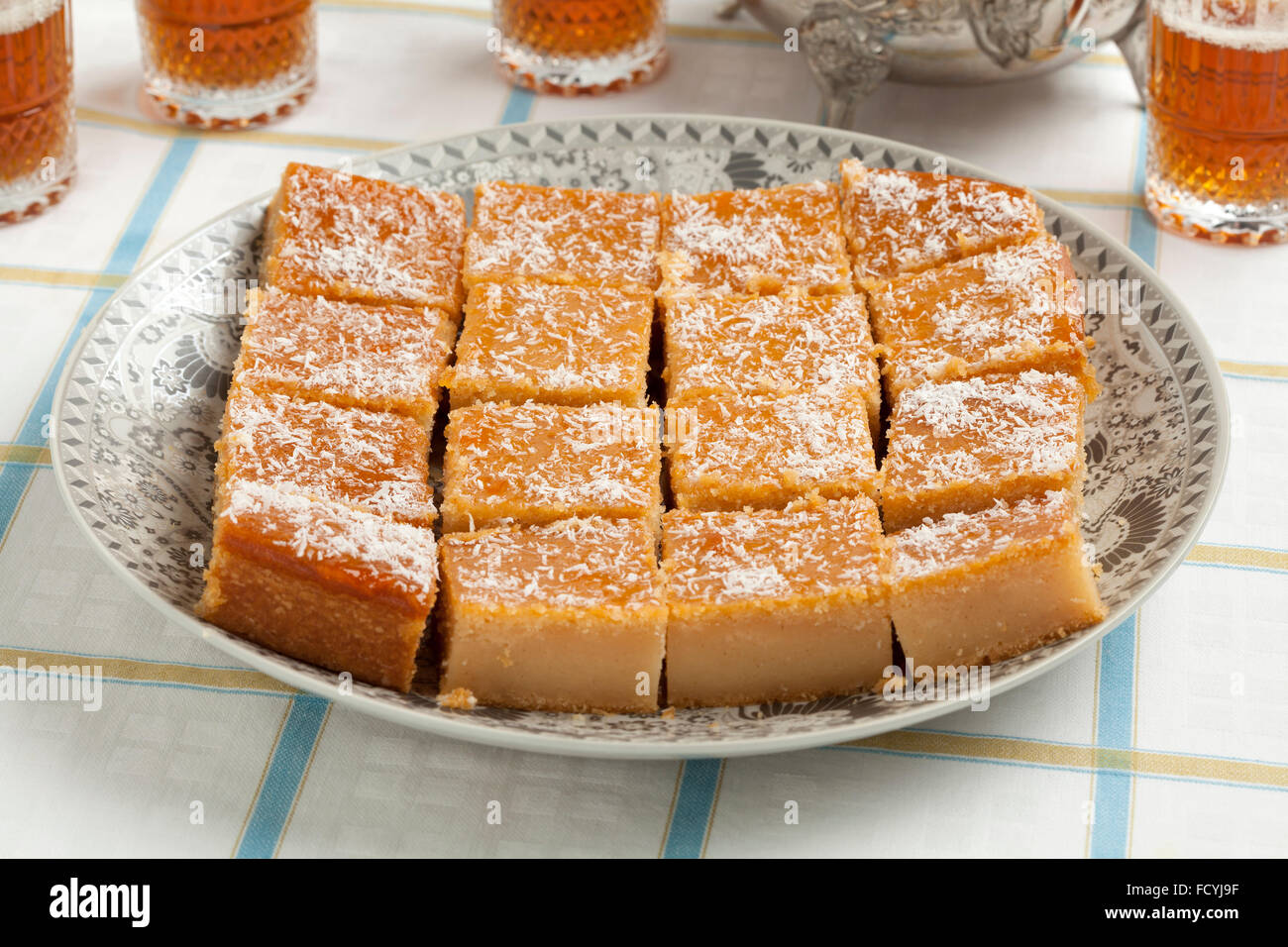 Gateau Yaourt Marocaine Frais Cuit Coupe En Morceaux Et Un Plateau Pour Les Visiteurs Photo Stock Alamy