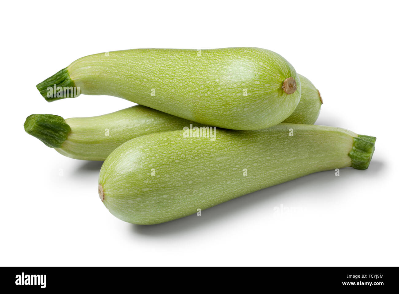 Matières premières fraîches courgettes vertes sur fond blanc Banque D'Images