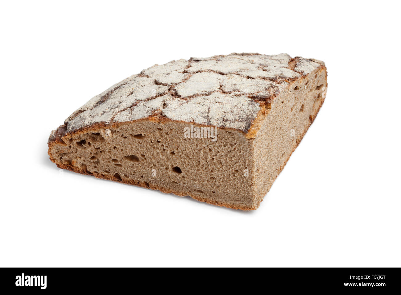 Morceau de pain au levain allemand sain sur fond blanc Banque D'Images