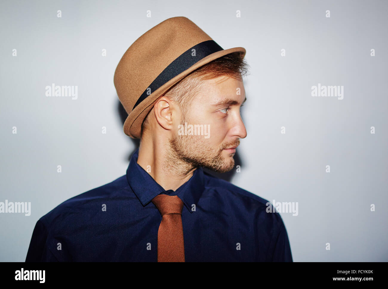 Jeune homme élégant avec chapeau, cravate et chemise Photo Stock - Alamy