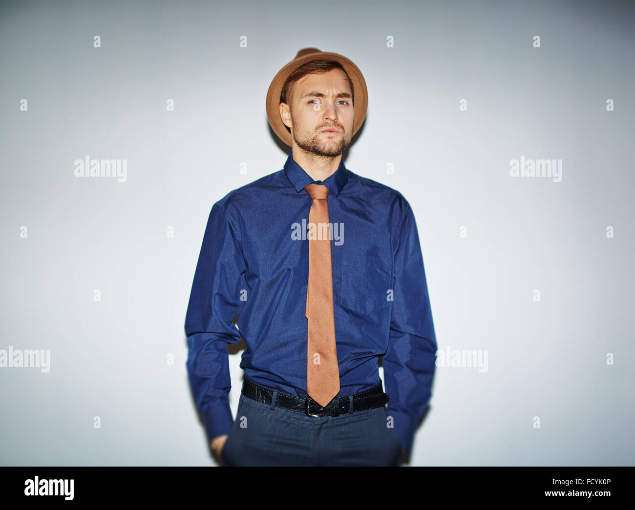 Homme Elegant Avec Chapeau Cravate Et Chemise Bleue Looking At Camera Photo Stock Alamy
