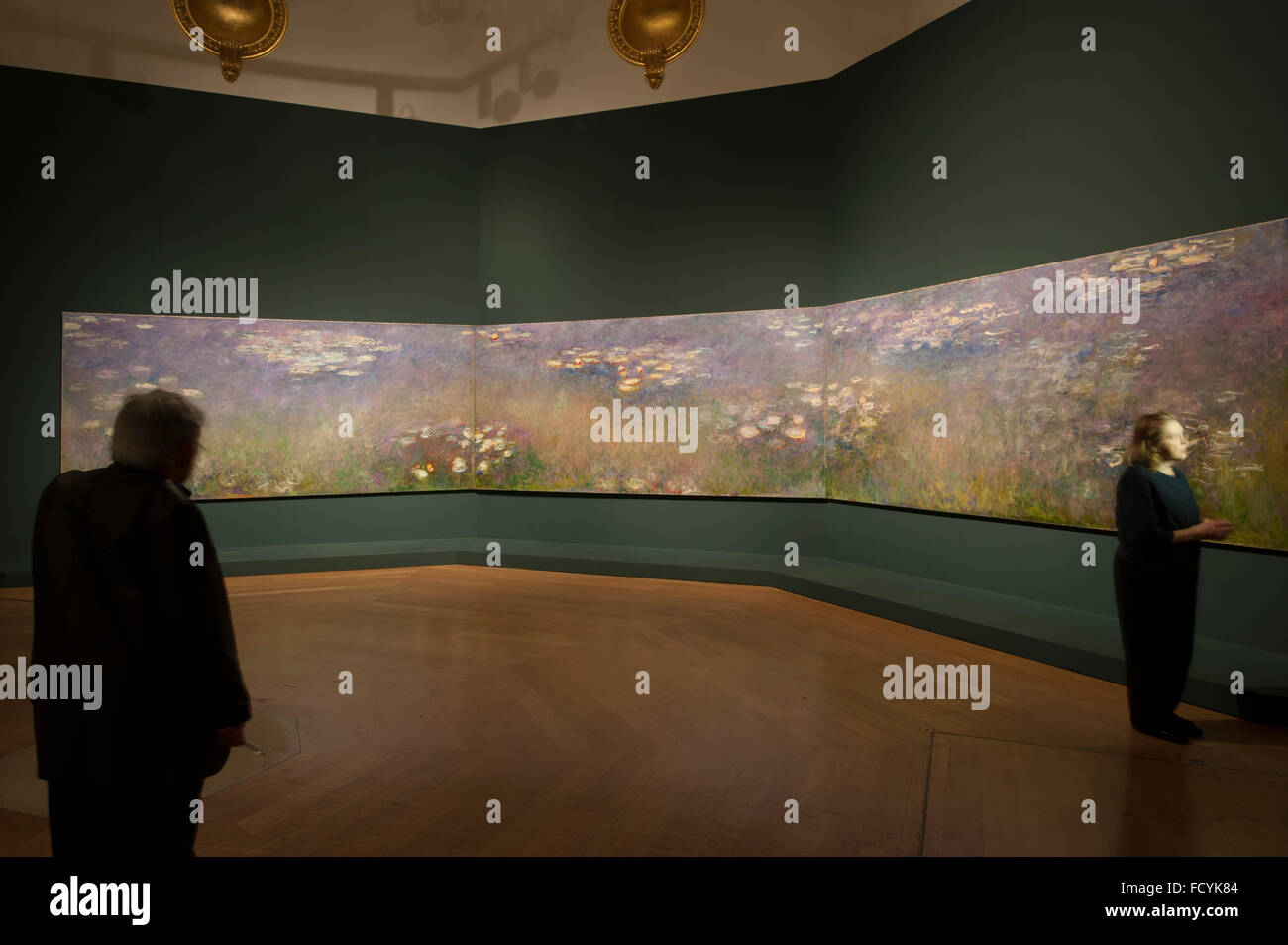 Royal Academy of Arts, Londres, Royaume-Uni. 26 janvier, 2016. Claude Monet, Agapanthus Triptyque de 1916-1919. Appuyez sur view de l'importante exposition, peinture le jardin moderne : Monet à Matisse. L'exposition examine le rôle des jardins dans la peinture de Claude Monet et de ses contemporains, enjambant le début des années 1860 aux années 1920, il rassemble plus de 120 oeuvres, des institutions publiques et de collections privées en Europe et aux Etats-Unis, dont 35 peintures de Monet aux côtés de rarement vu les chefs d'œuvre de Pierre Bonnard, Emil Nolde, Gustav Klimt et Vassily Kandinsky. Credit : Artsimages/Alamy vivre Banque D'Images Royal Academy of Arts, Londres, Royaume-Uni. 26 janvier, 2016. Claude Monet, Agapanthus Triptyque de 1916-1919. Appuyez sur view de l'importante exposition, peinture le jardin moderne : Monet à Matisse. L'exposition examine le rôle des jardins dans la peinture de Claude Monet et de ses contemporains, enjambant le début des années 1860 aux années 1920, il rassemble plus de 120 oeuvres, des institutions publiques et de collections privées en Europe et aux Etats-Unis, dont 35 peintures de Monet aux côtés de rarement vu les chefs d'œuvre de Pierre Bonnard, Emil Nolde, Gustav Klimt et Vassily Kandinsky. Credit : Artsimages/Alamy vivre Banque D'Images
