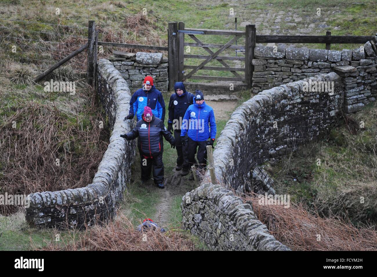 Comédien Jo Marque est montré la marche dans le Peak District sur la cinquième journée de son expédition de collecte de fonds épique 'l'enfer d'un marche'. Banque D'Images