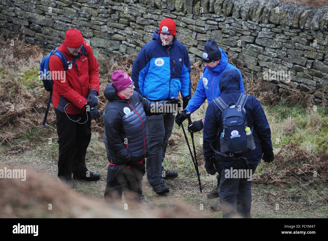 Comédien Jo Marque est montré la marche dans le Peak District sur la cinquième journée de son expédition de collecte de fonds épique 'l'enfer d'un marche'. Banque D'Images