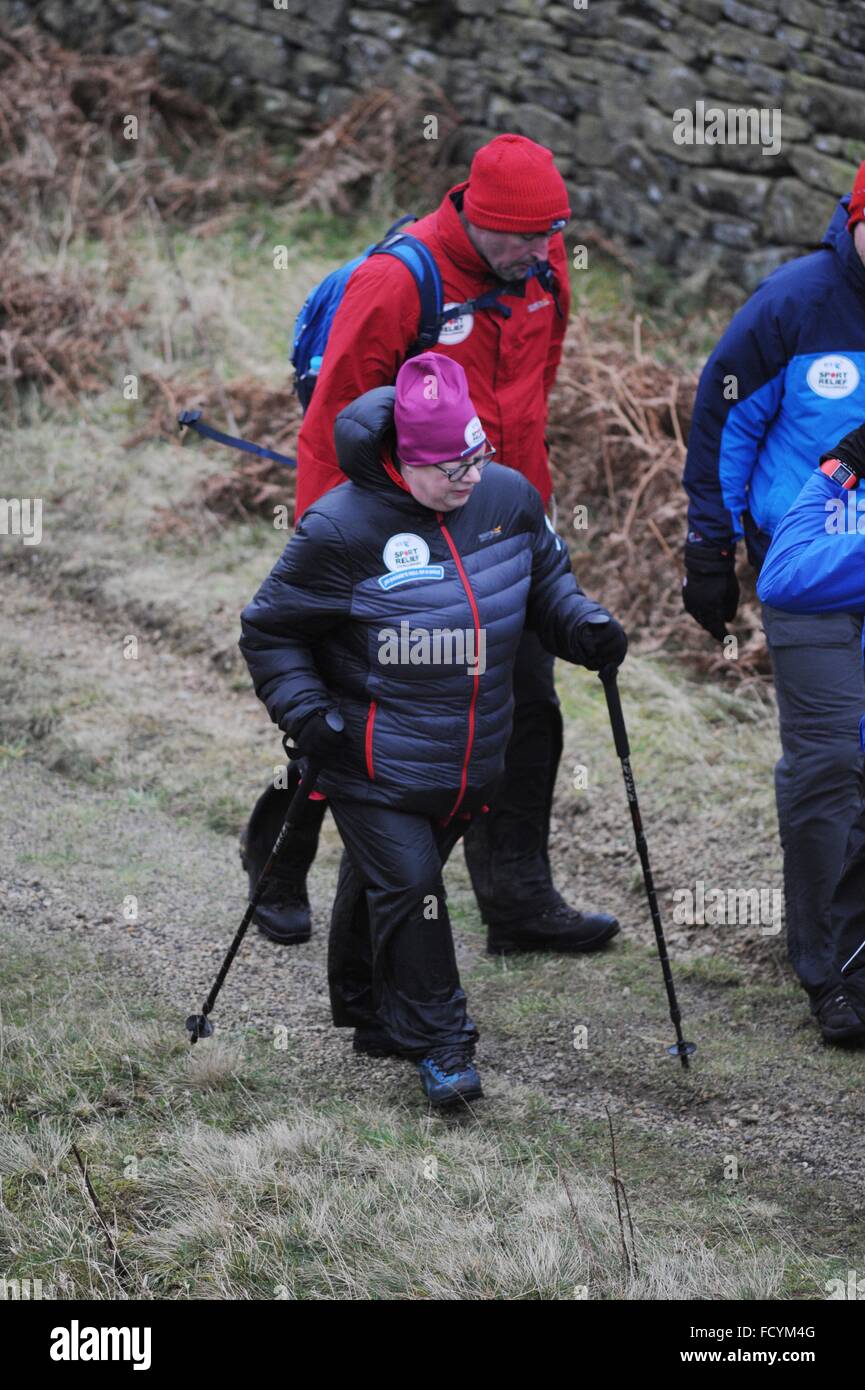 Comédien Jo Marque est montré la marche dans le Peak District sur la cinquième journée de son expédition de collecte de fonds épique 'l'enfer d'un marche'. Banque D'Images