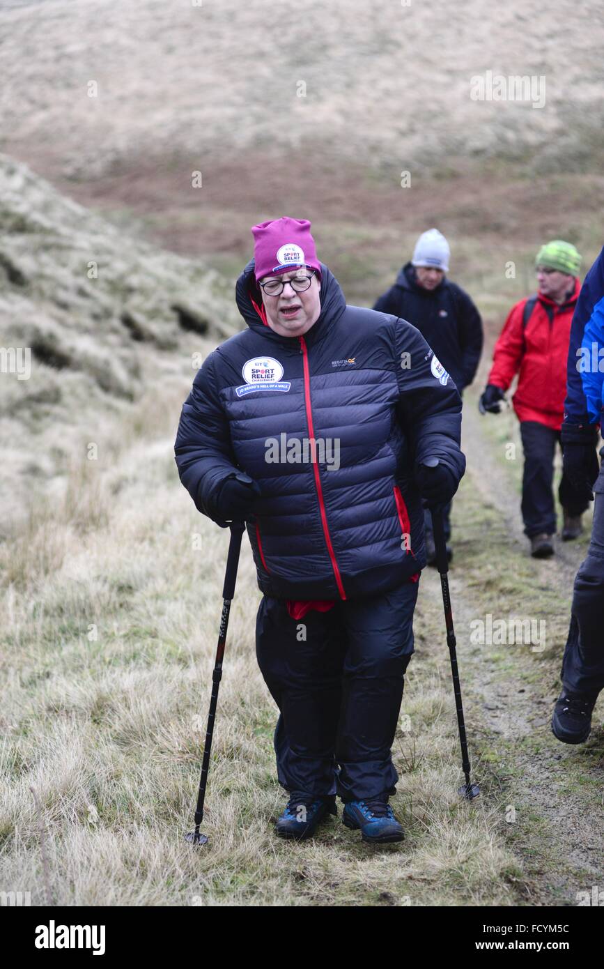Comédien Jo Marque est montré la marche dans le Peak District sur la cinquième journée de son expédition de collecte de fonds épique 'l'enfer d'un marche'. Banque D'Images