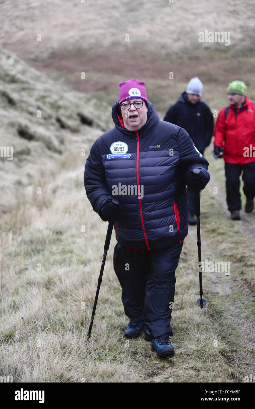 Comédien Jo Marque est montré la marche dans le Peak District sur la cinquième journée de son expédition de collecte de fonds épique 'l'enfer d'un marche'. Banque D'Images