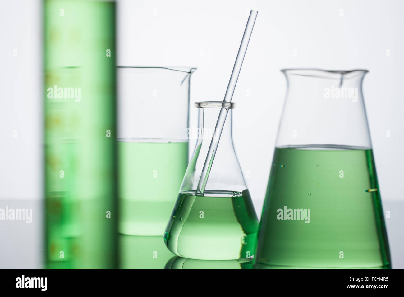 Variété d'équipements de laboratoire de verre rempli de liquide vert avec Banque D'Images