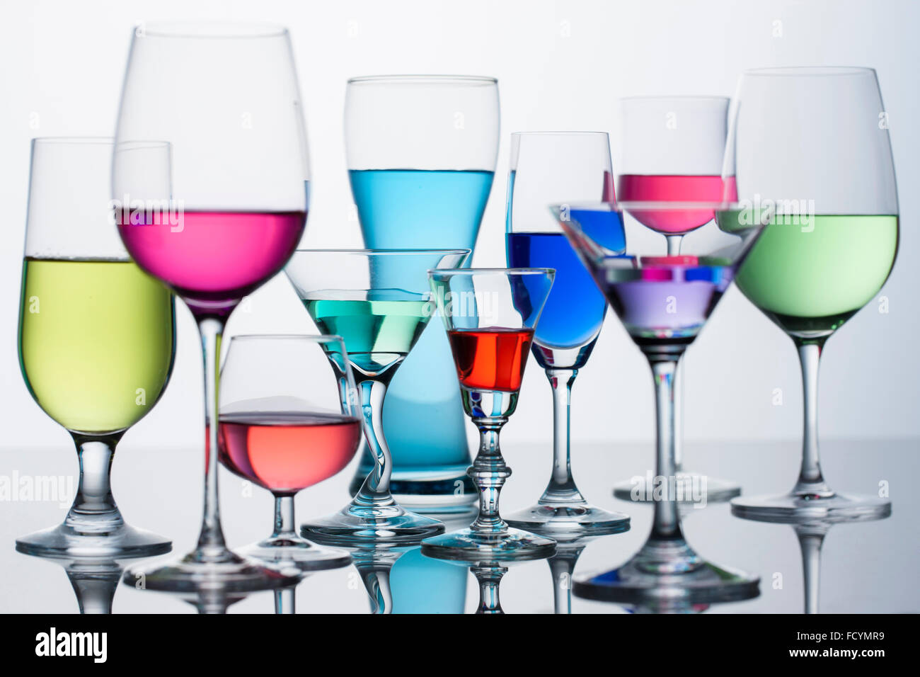 Différents types de verres pour boire avec un liquide coloré dans chaque Banque D'Images