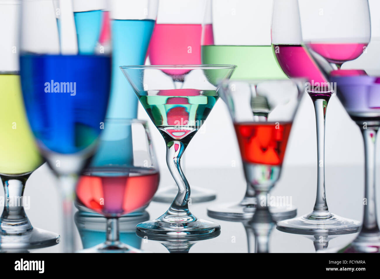 Différents types de verres pour boire avec un liquide coloré dans chaque Banque D'Images