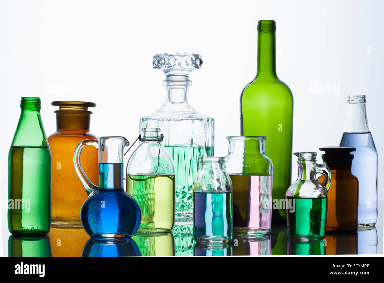Différents types de bouteilles en verre avec du liquide dans chaque Banque D'Images