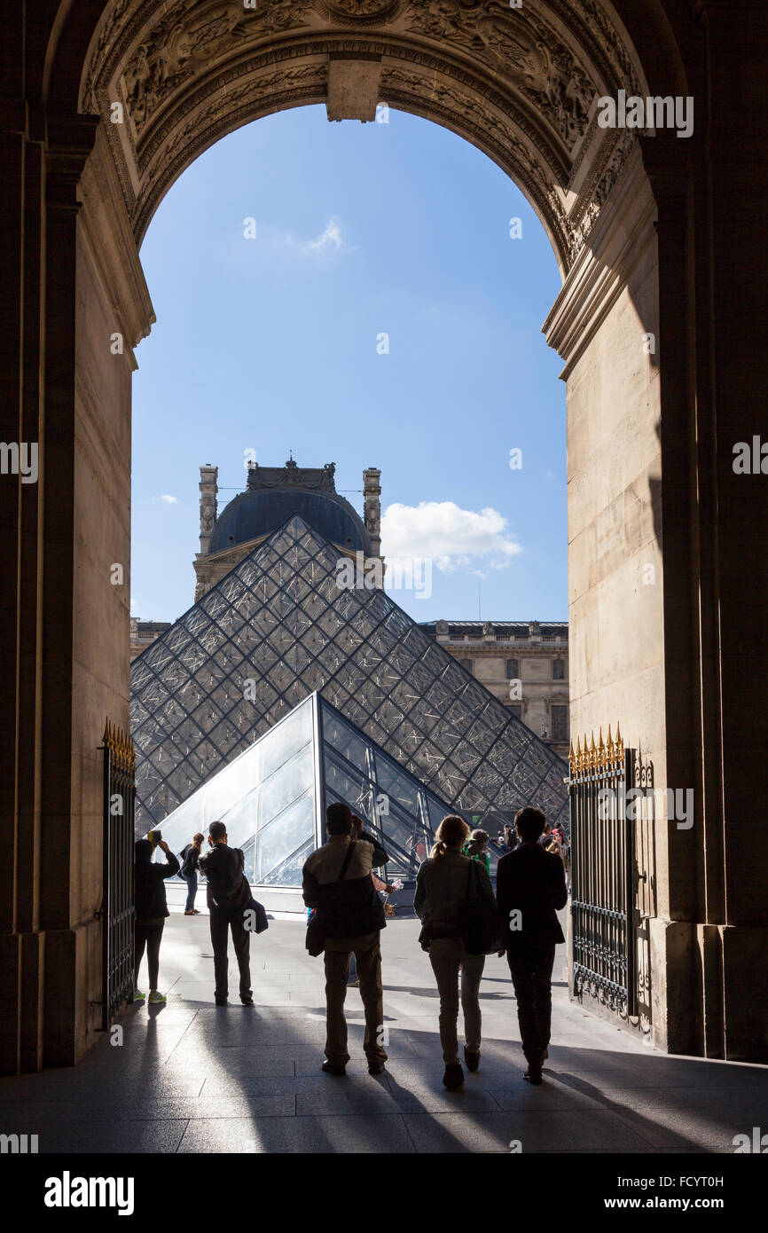 Entrée du Louvre avec vue de la pyramide de verre, Paris, France Banque D'Images