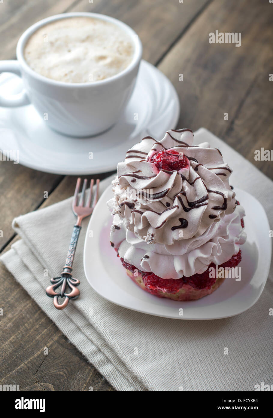 Du café et des gâteaux pour le petit-déjeuner sur la table, Close up Banque D'Images