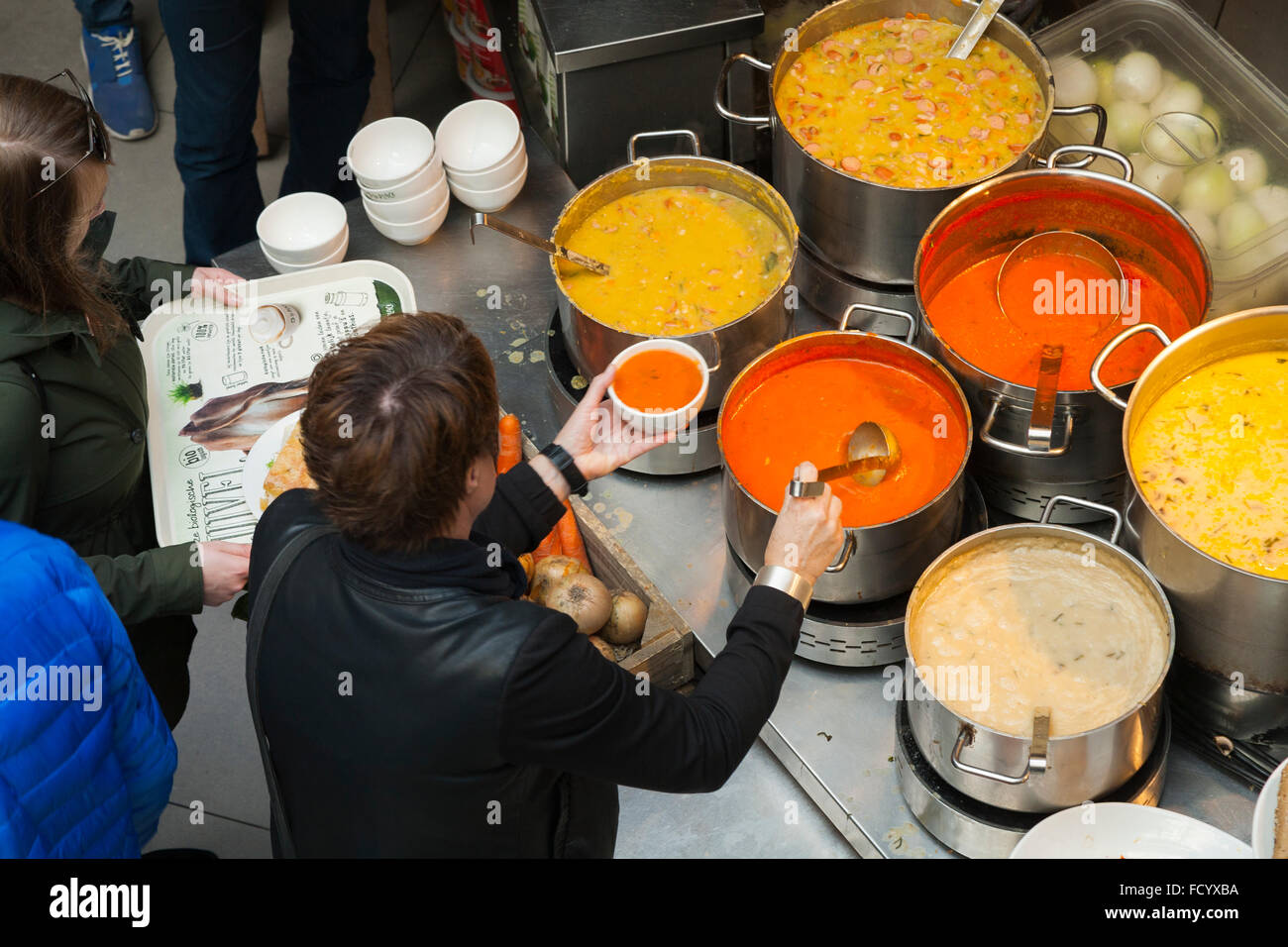 Les clients se servent eux-mêmes avec de la soupe à la place de l'alimentation en libre service restaurant au centre d'Amsterdam. La Hollande. Les Pays-Bas Banque D'Images