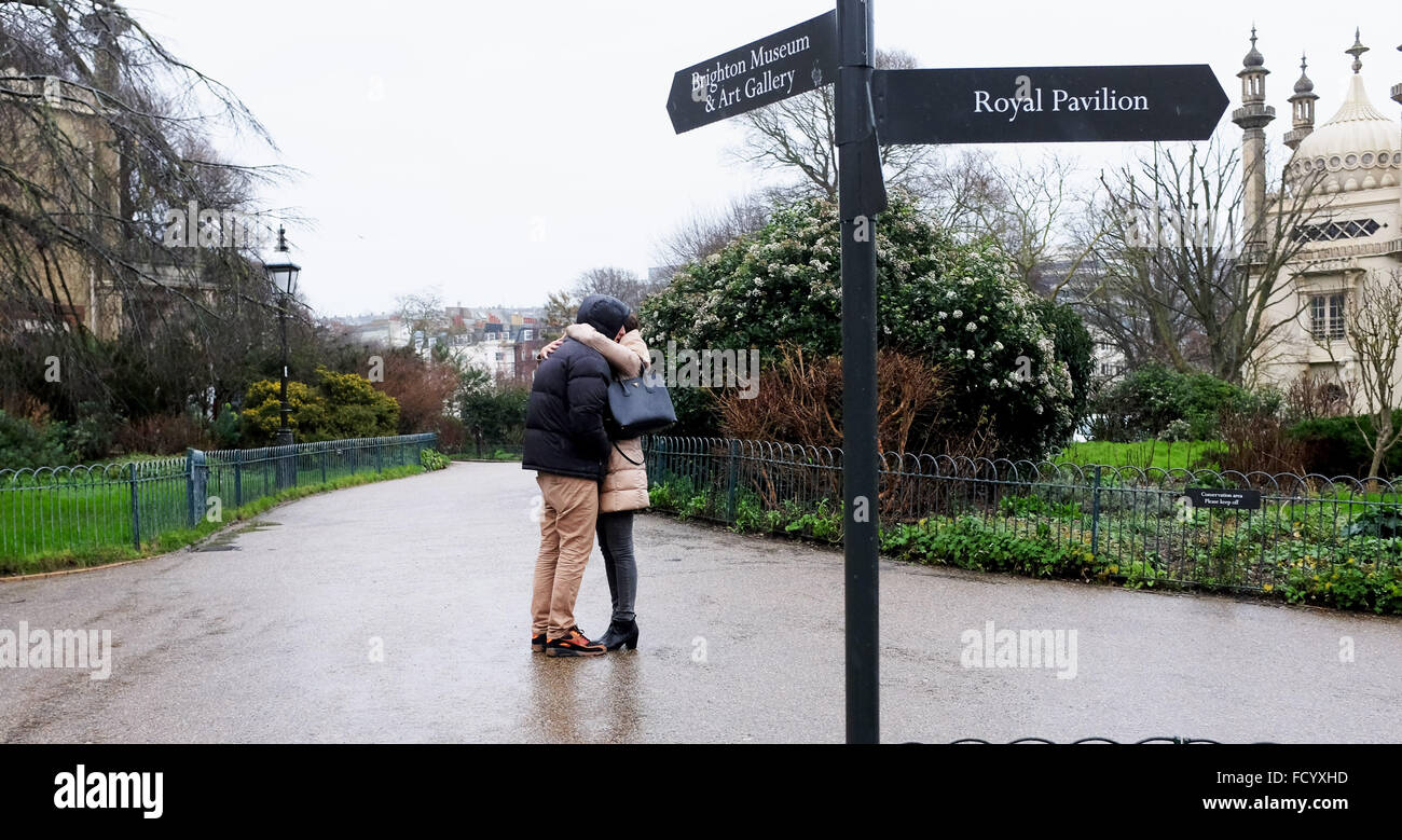 Brighton, UK. 26 janvier, 2016. Ce couple se collent malgré le mouillé et venteux en Royal Pavilion Gardens Brighton aujourd'hui que la tempête de neige qui a causé le chaos dans l'USA arrive en Grande-Bretagne aujourd'hui apporter des vents et de la pluie Crédit : Simon Dack/Alamy Live News Banque D'Images