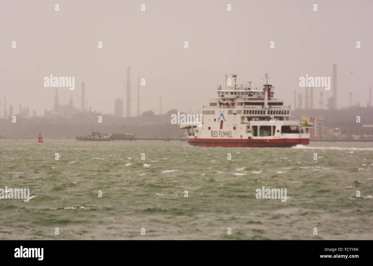 Southampton, Hampshire, UK, janvier météo. Mer agitée pour un entonnoir rouge traversée en ferry de l'île de Wight le Solent du continent port de Southampton dans de fortes pluies et des vents forts. Banque D'Images