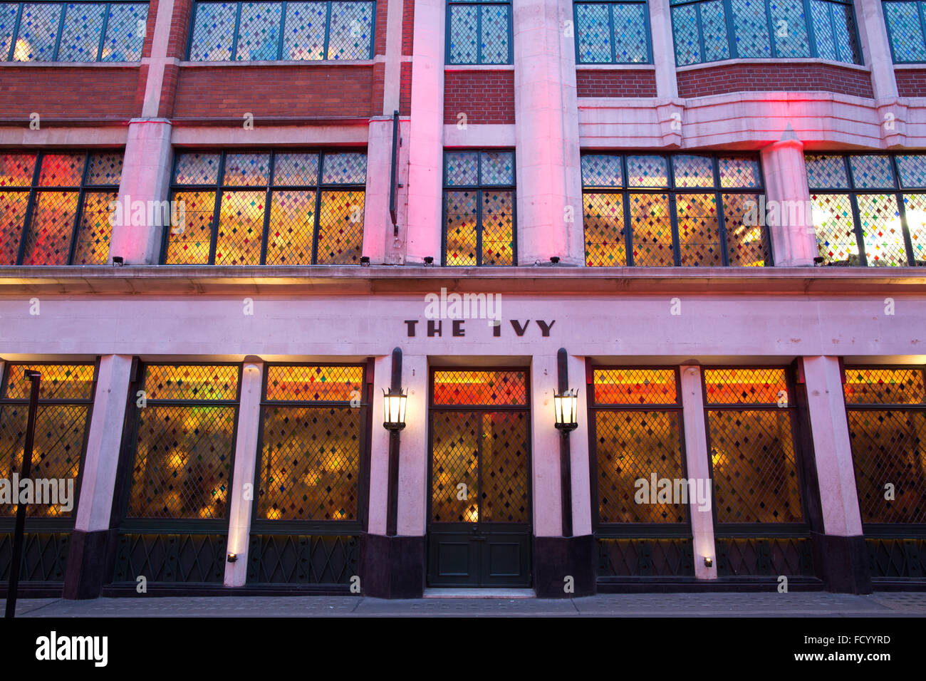 Le Ivy Restaurant Situe Sur West Street Covent Garden Dans Le Coeur Du West End De Londres Londres Angleterre Royaume Uni Photo Stock Alamy