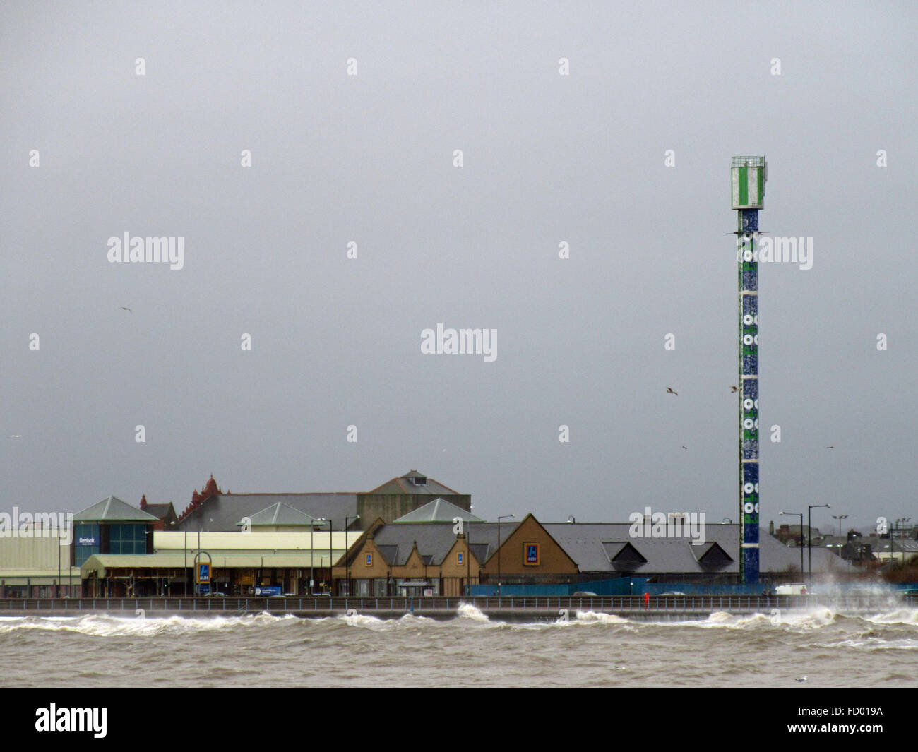 Promenade de Morecambe, Lancashire Morecambe, Royaume-Uni. 26 janvier 2016. Vu cet après-midi la marée haute vagues se brisant sur la digue à Morecambe Crédit : David Billinge/Alamy Live News Banque D'Images