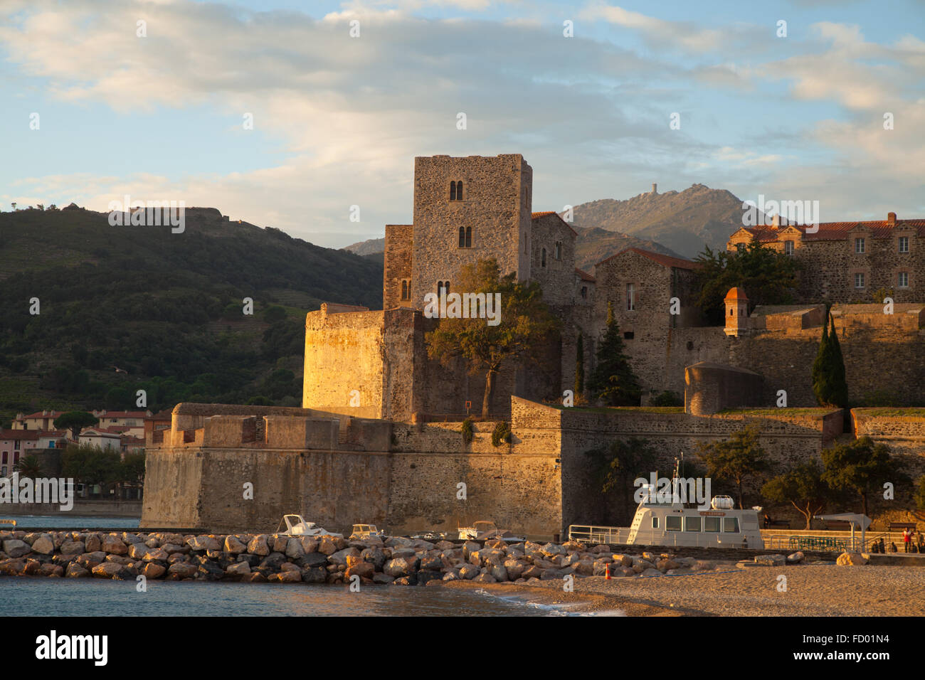 Le Château Royal de Collioure avec tour de Madeloc en arrière-plan, la France. Banque D'Images