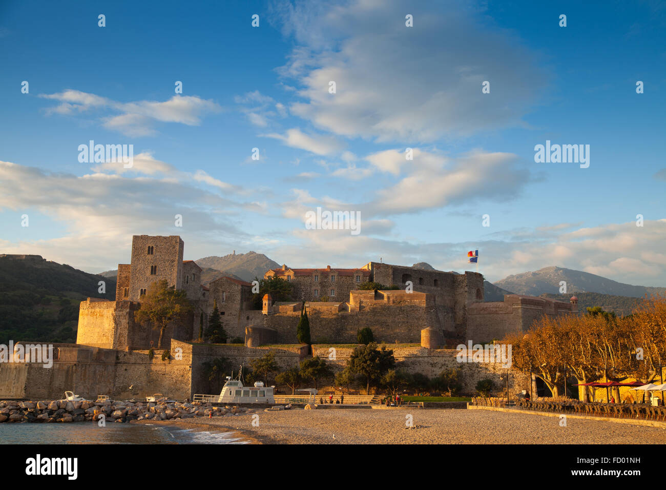 Le Château Royal de Collioure avec tour de Madeloc en arrière-plan, la France. Banque D'Images